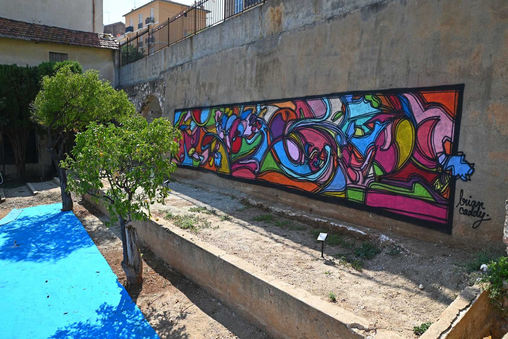 Fresque murale de Brian Caddy réalisée avec des enfants...