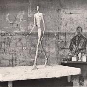 L'Homme qui marche II-plâtre-1960 et un mur peint de l'atelier de Giacometti