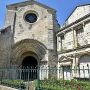 ...et le beau porche médiéval qui servait d'accès au château