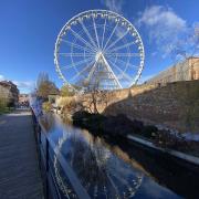 La grande roue se mire dans la rivière Lauch