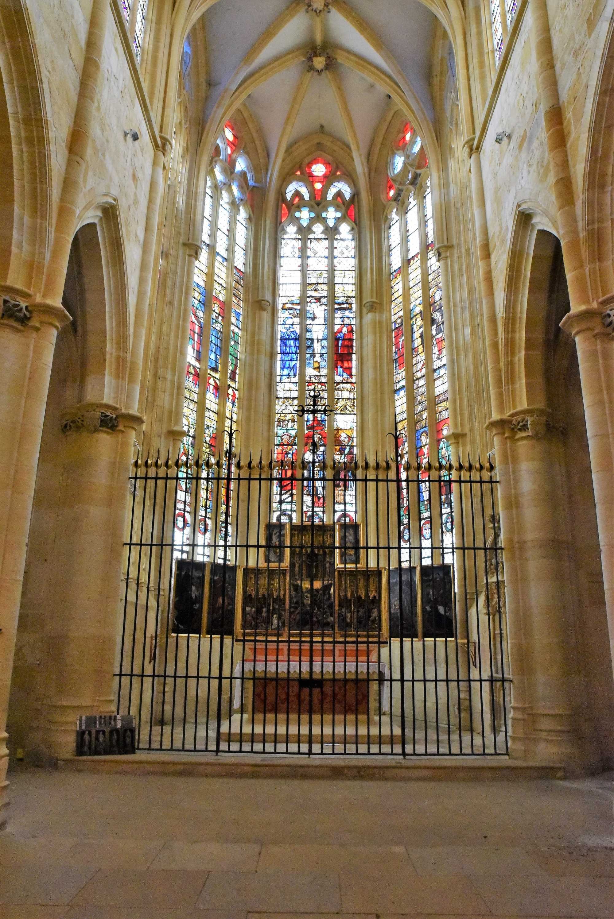 Le choeur, ses vitraux classés  et son magnifique Retable de la Passion datant de 1446..