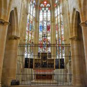 Le choeur, ses vitraux classés  et son magnifique Retable de la Passion datant de 1446..