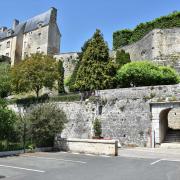 Les remparts de la ville, le château et le porche....