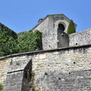 Les remparts et l'oculus de l'église romane saint Gilles...