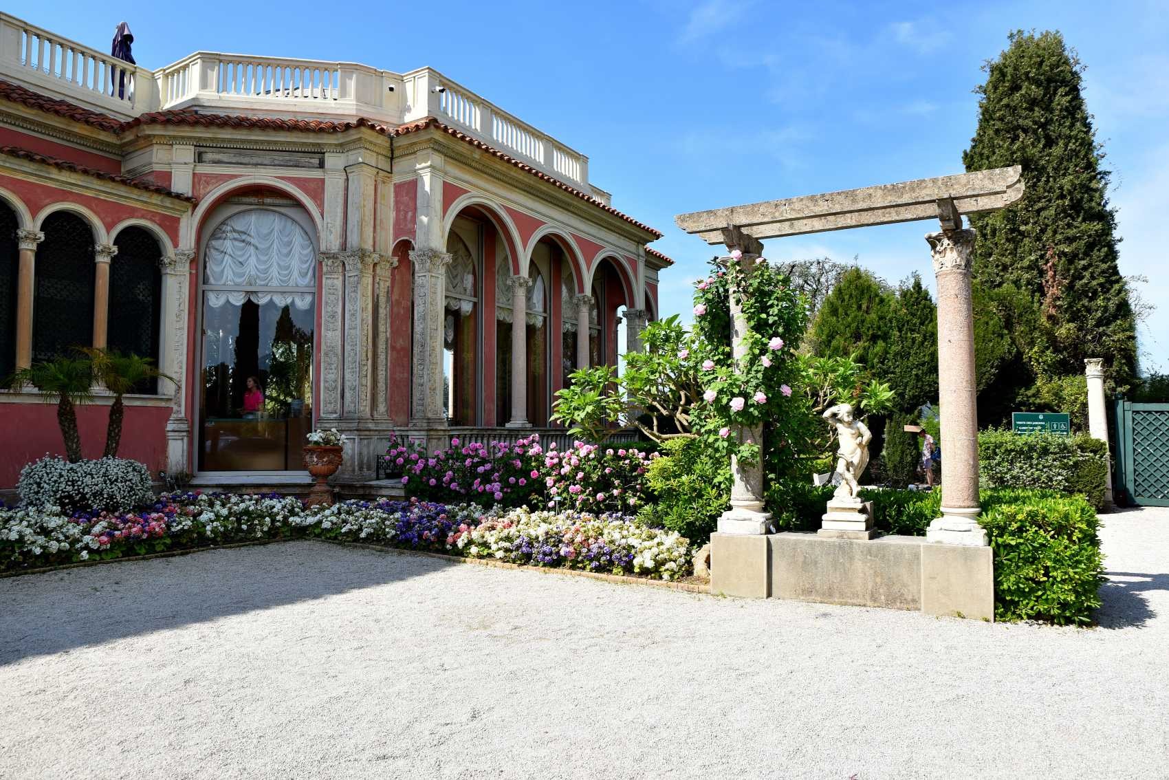 A l'extrême droite de la villa, un portique inspiré de la renaissance italienne