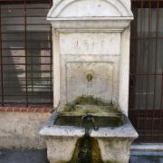 Une des nombreuse fontaines datée de 1847