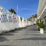 L'alignement des voiliers Optimist devant le Yacht Club de Monaco
