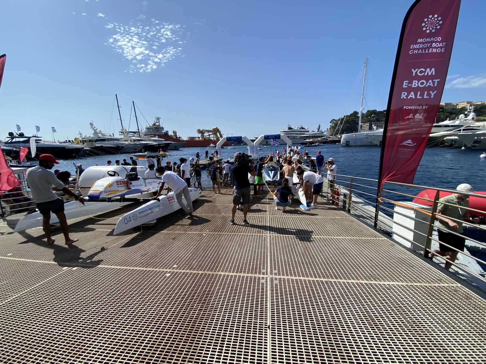 La rampe de mise à l'eau des bateaux devant le Yacht Club