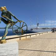 Ulysse, sculpture d'Anna Chromy, va barrer le Wind Surf