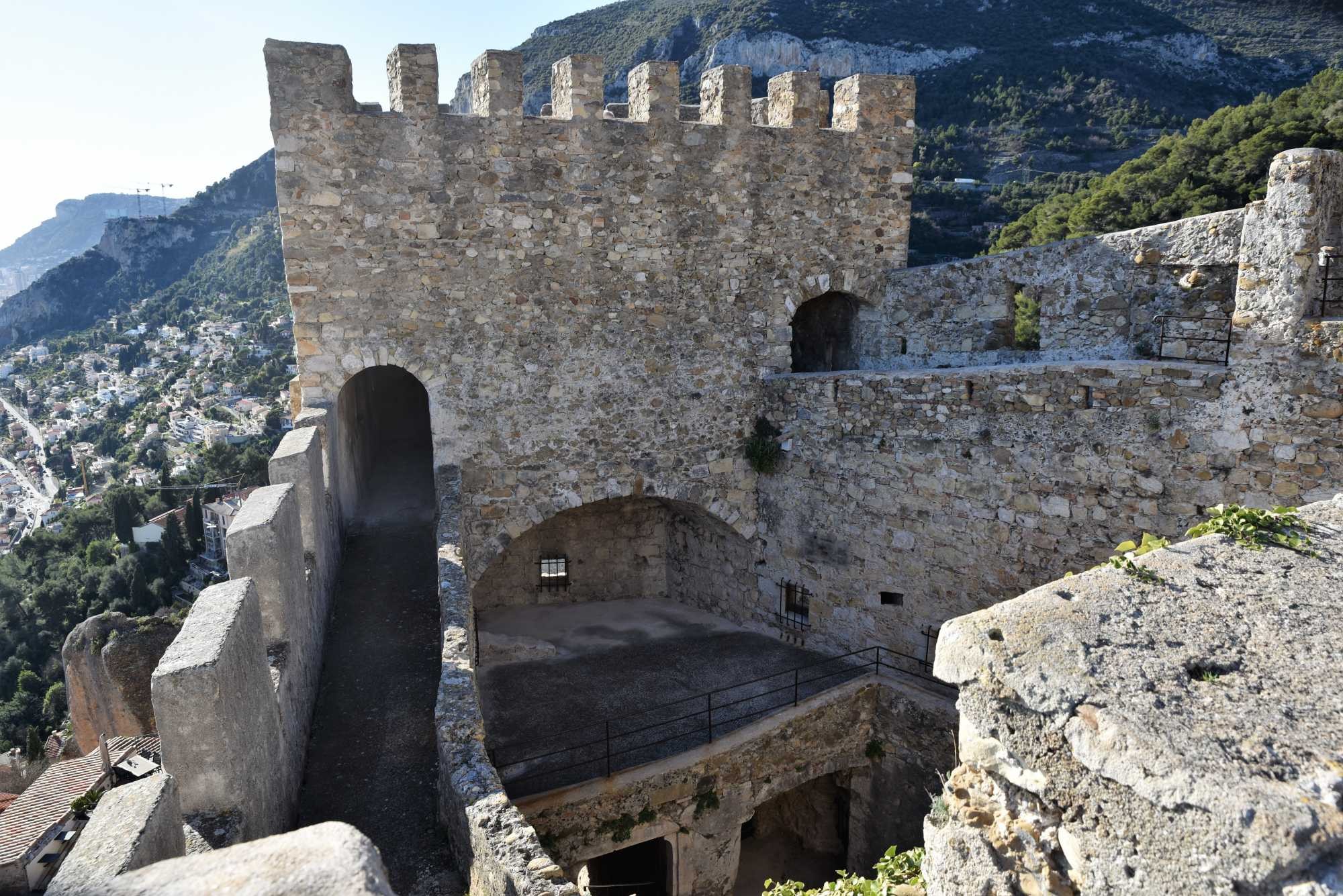 Le chemin de ronde fait le tour du donjon...