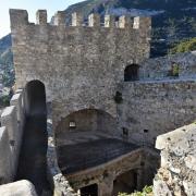 Le chemin de ronde fait le tour du donjon...