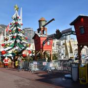 Le manege sapin de Noêl et la gare Canada Pacific que nous quittons a bord...