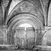 Le portail roman d'accès à l'église priorale aujourd'hui disparue avant rénovation...