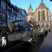 La rue de l'église et au fond la collégiale St Martin