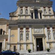 A gauche de l'église, la chapelle des Pénitents noirs et...