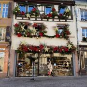 Façade bien décorée de la rue de l'église