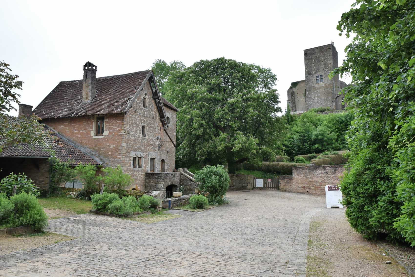 Une maison médiévale et le donjon du château