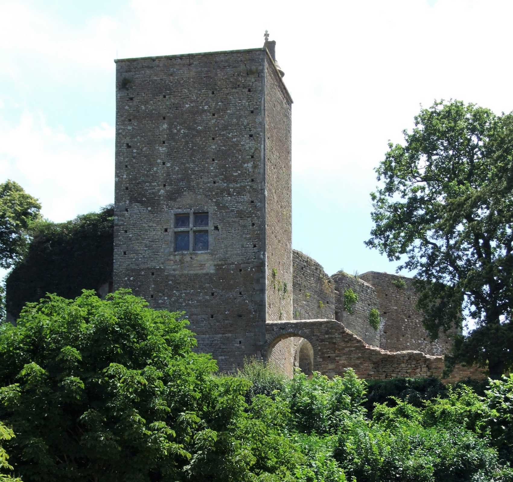 Le donjon du XII° siècle a une hauteur de 20 m