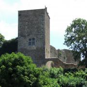 Le donjon du XII° siècle a une hauteur de 20 m