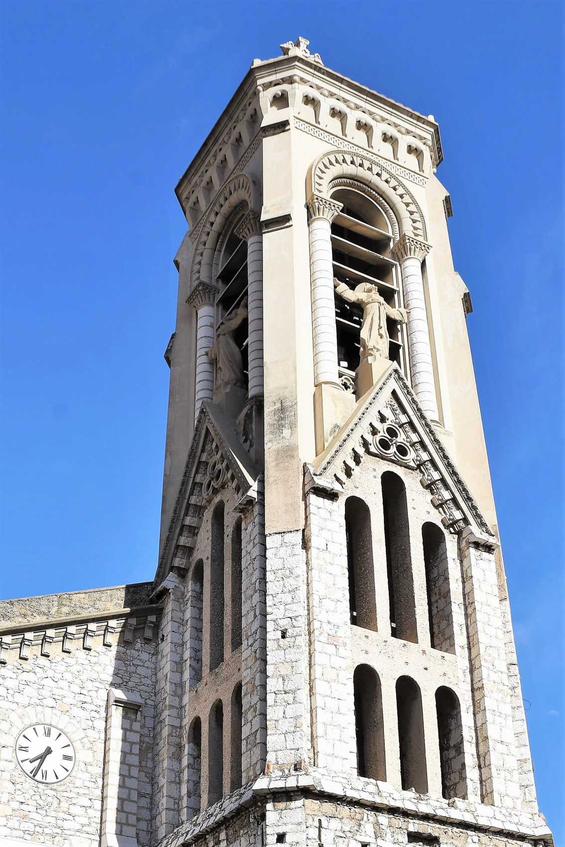Gros plan du clocher avec la sculpture de saint François 