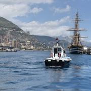 Le bateau pilote qui a guidé le voilier depuis la baie de Monaco