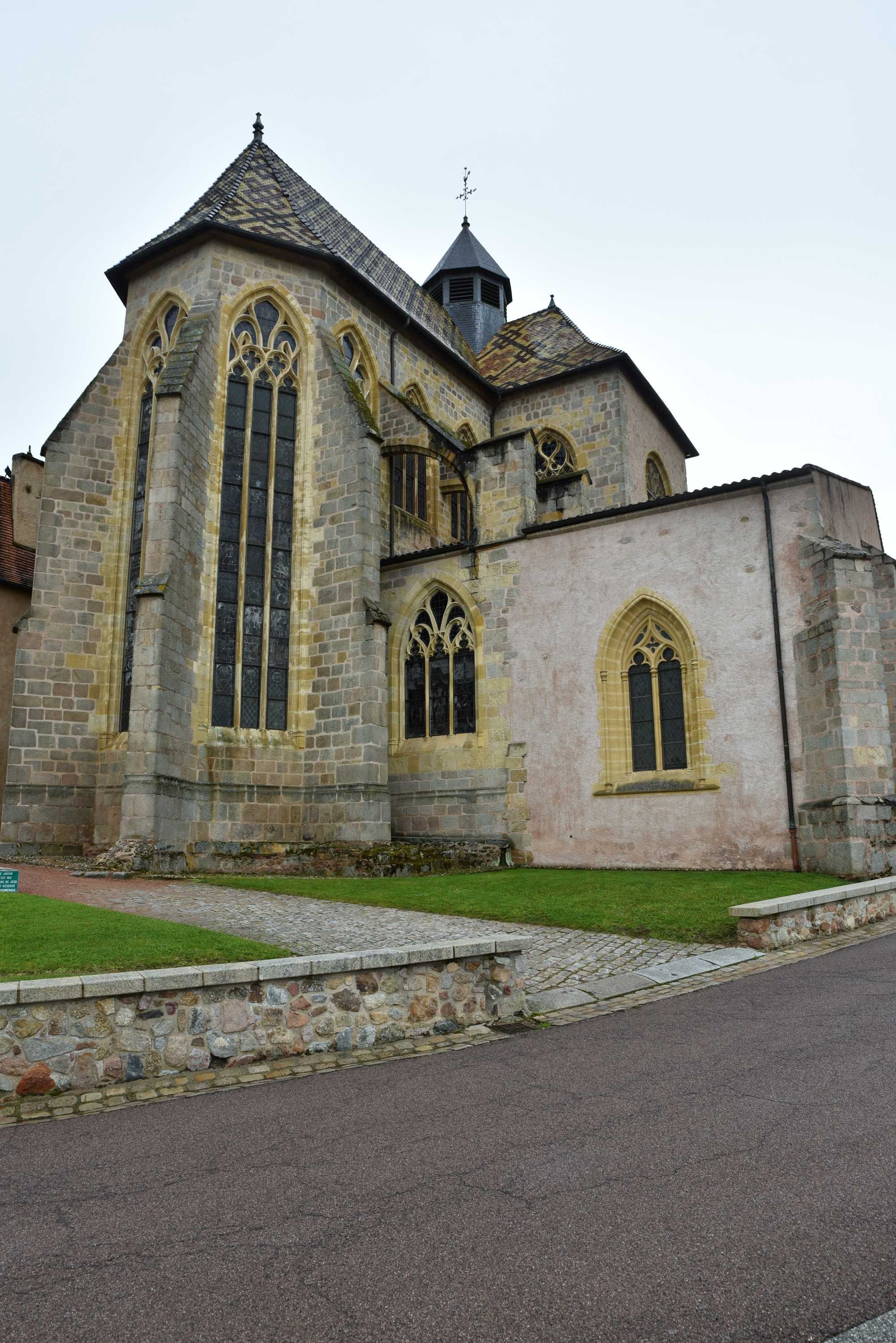 Le chevet de l'église saint Martin, à droite la chapelle de Pierrefite...