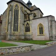 Le chevet de l'église saint Martin, à droite la chapelle de Pierrefite...