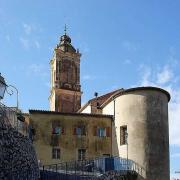 Le chevet de l'église est orienté au nord