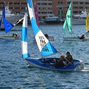 ...comprend une grand voile et un foc place sur un mât pivotant