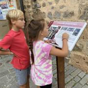 Deux jeunes enfants s'informent de l'histoire de la chapelle St Erige