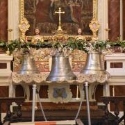 Exposition des nouvelles cloches fondues en 2019, à quelques mêtres de l'église