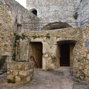Le fortin et le donjon vus depuis la grande salle.  Au XV° siècle les Grimaldi...