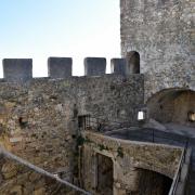 ...voulurent augmenter la puissance militaire du donjon et entreprirent de creuser...