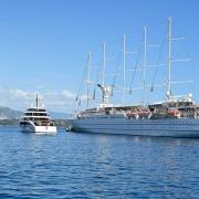 Il est amarré au quai Rainier III qui est une digue flottante