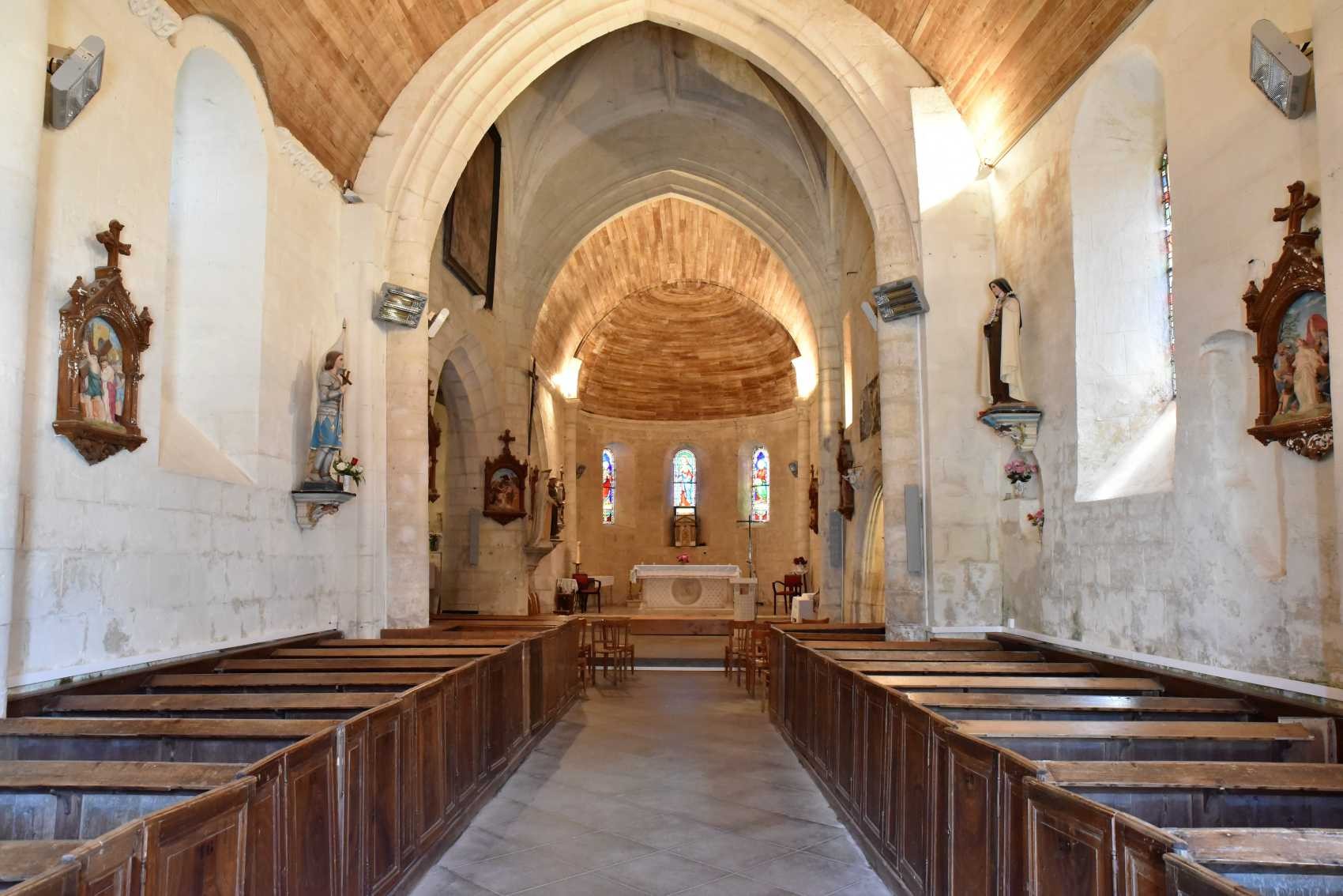 La nef, vue depuis le portail, est couverte d'une fausse voûte en berceau