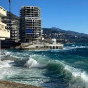 Le chantier continuait même par une mer très formée