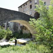 Le Pont-Vieux enjambe la rivière Escarène