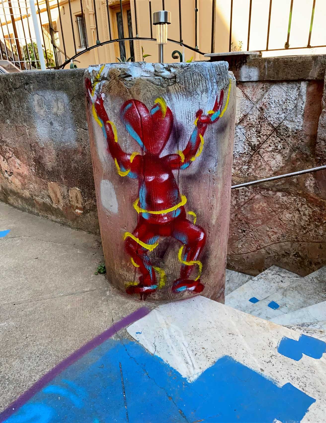 Un personnage à tête de coeur