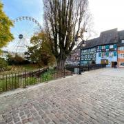 La grande roue et les belles maisons à colombages