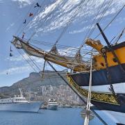 La proue et le mât de beaupré semblent narquer le yacht Atlantis II