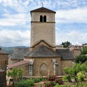 Le clocher, les deux chapelles latérales et le chevet plat