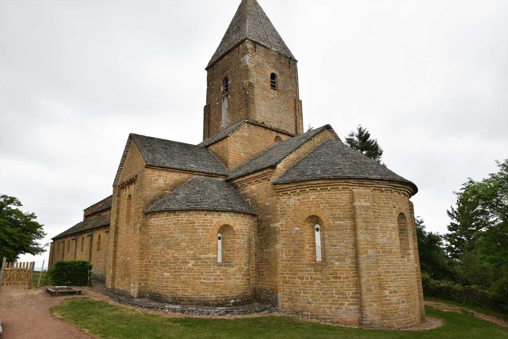 L'église romane Saint Pierre du XII siècle, classée aux monuments historiques