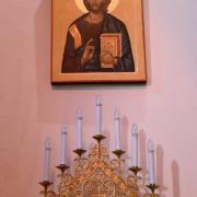 Chapelle côté épître, icône du Christ et un chandelier à sept branches