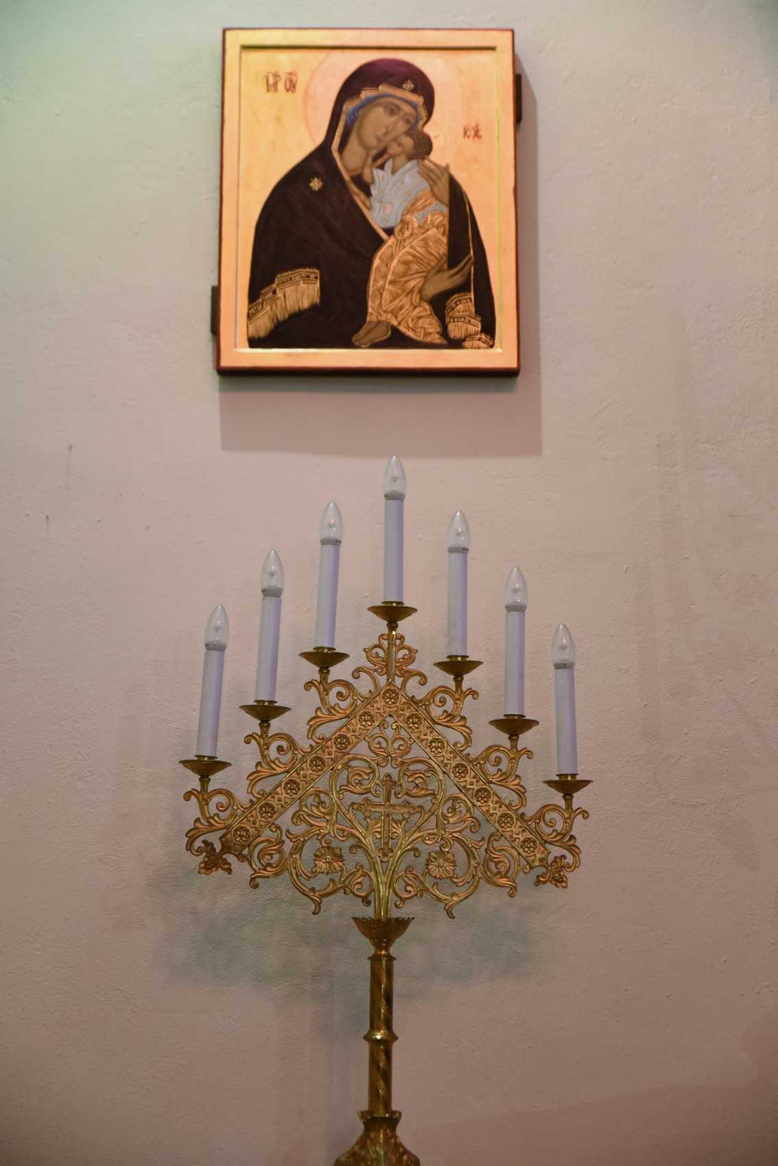 Chapelle côté évangile.Icône de la Vierge à l'Enfant et un chandelier à sept branches