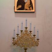 Chapelle côté évangile.Icône de la Vierge à l'Enfant et un chandelier à sept branches