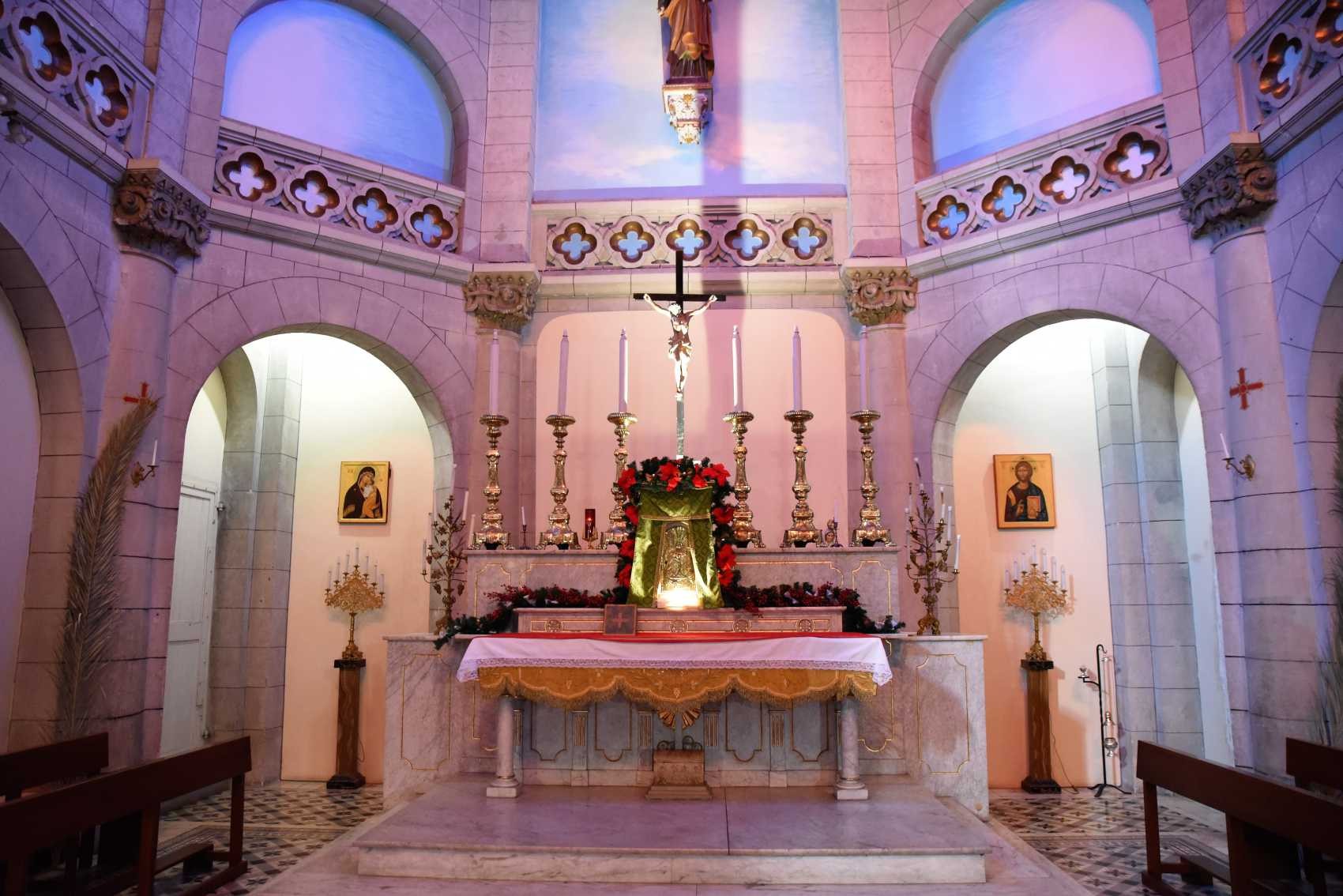 Le choeur et le maître-autel entouré de deux chapelles
