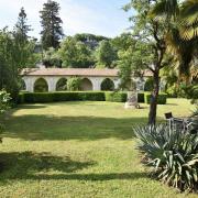 Le jardin de la maison alsacienne est clôturé par un cloître...