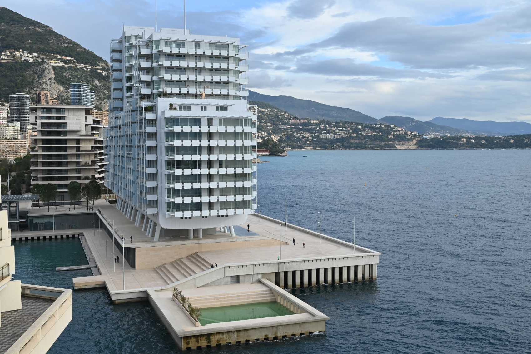 Le superbe Renzo terminé et en avant plan la piscine princesse Charlène de Monaco