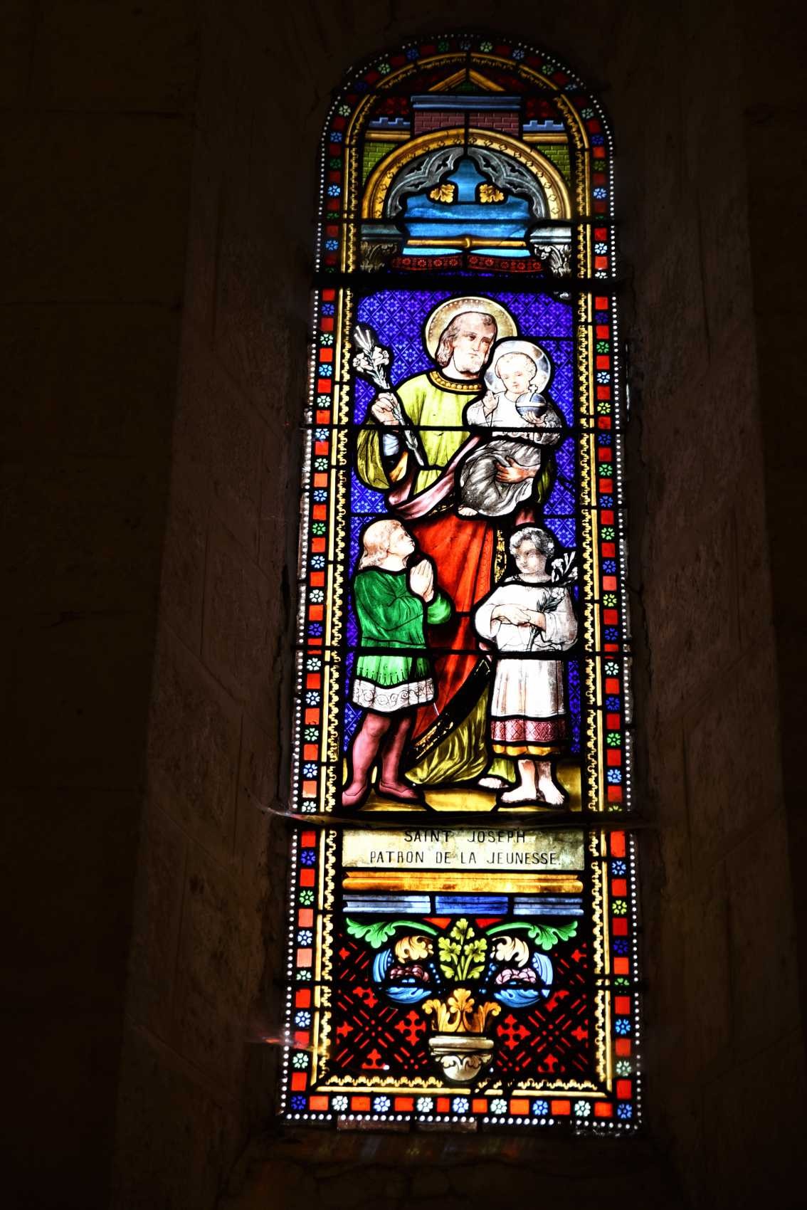 Vitrail de la nef : saint Joseph patron de la jeunesse