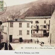 La place de la Terrasse vue depuis le parvis de l'église en 1920 et...